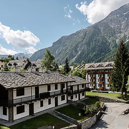 Luxury Apartment- Stunning Mountain View Apartment Courmayeur